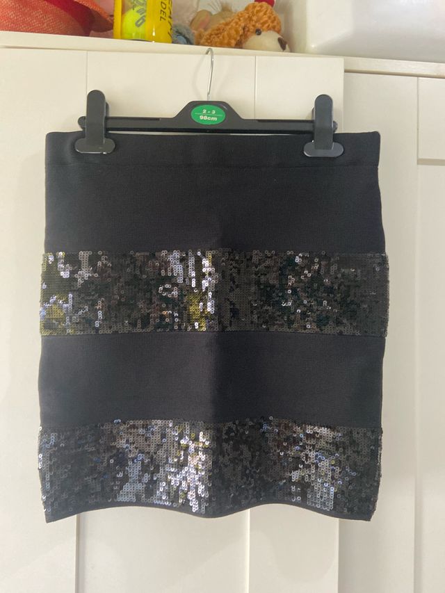 Falda negra con lentejuelas negras
