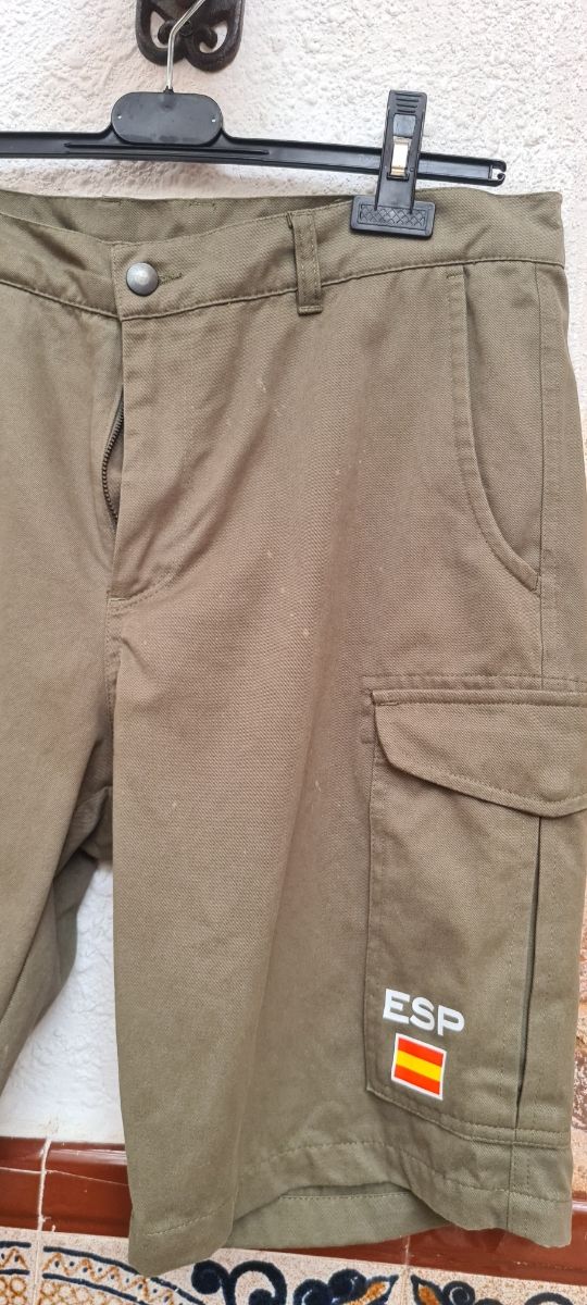 Pantalón hombre marca Speedo en verde kaki.