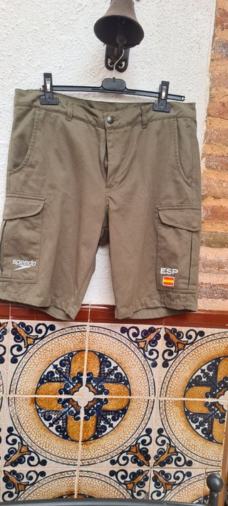 Pantalón hombre marca Speedo en verde kaki.
