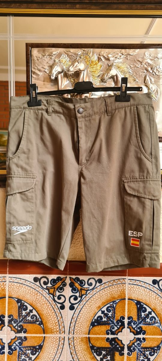 Pantalón hombre marca Speedo en verde kaki.