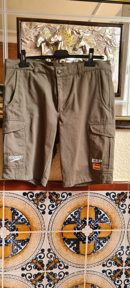 Pantalón hombre marca Speedo en verde kaki.