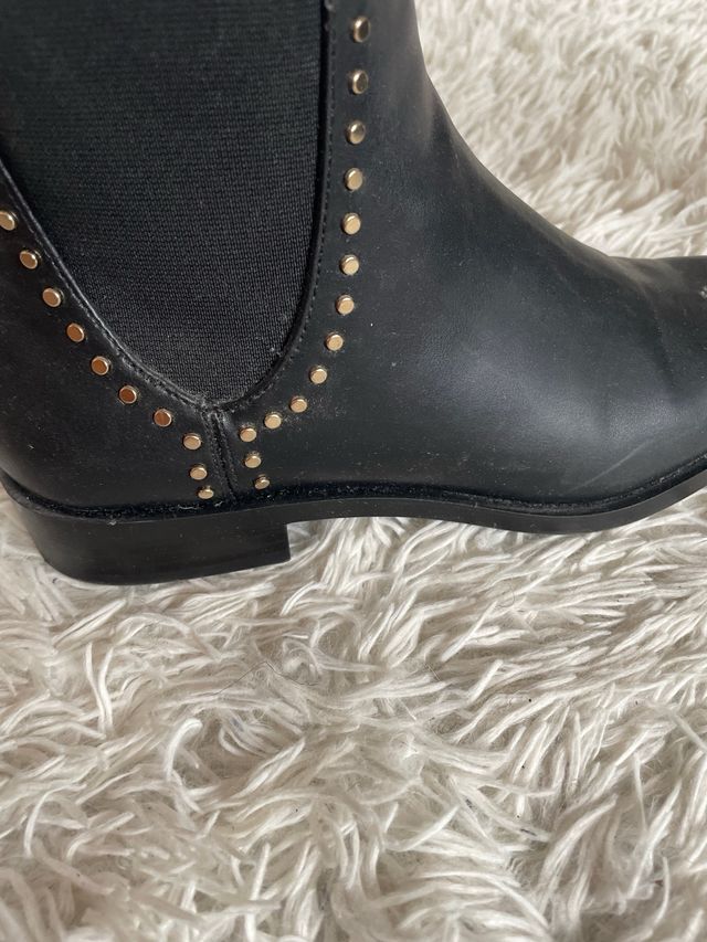 Botines negros con tachuelas de Zara