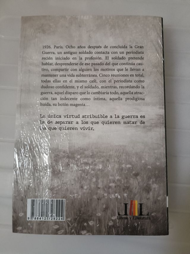 El soldado del botón magenta