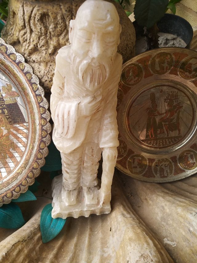 Buda de mármol y 2 platos decorativos