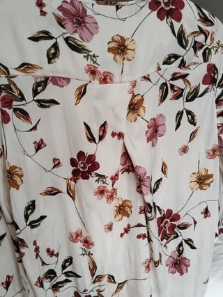 Blusa Stradivarius floral talla M