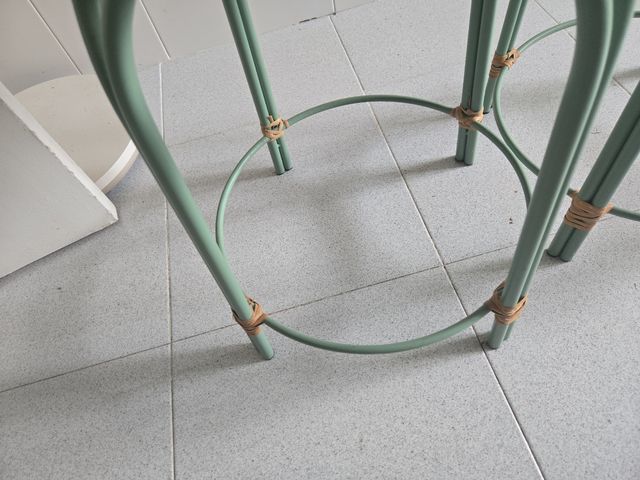 Bancos verdes metal y ratán (2 unidades) (55 cm )