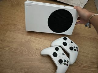 Xbox Series S Blanca + 2 Mandos