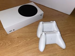 Xbox Series S Blanca + 2 Mandos
