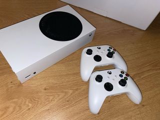 Xbox Series S Blanca + 2 Mandos
