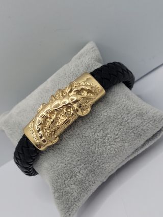 Pulsera de cuero negra con escorpión dorado
