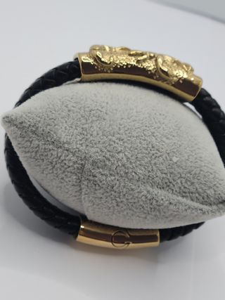 Pulsera de cuero negra con escorpión dorado