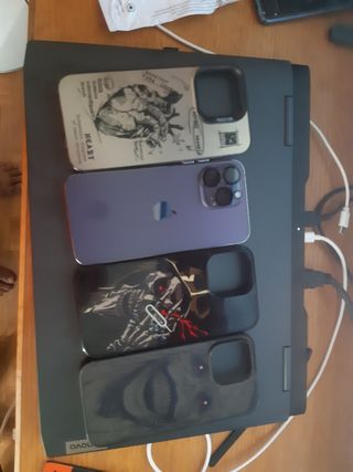Telefono iPhone 14 Pro Max con tres fundas