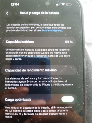 Telefono iPhone 14 Pro Max con tres fundas