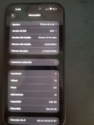 Telefono iPhone 14 Pro Max con tres fundas