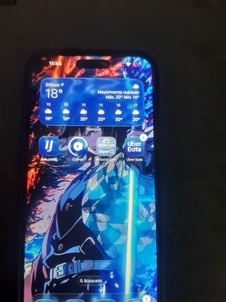 Telefono iPhone 14 Pro Max con tres fundas