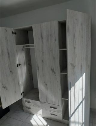 Armario de madera gris