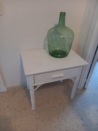 Mesita de noche de madera color blanco