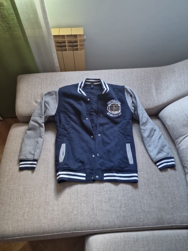 Cazadora azul y gris