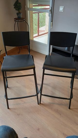 Taburetes Altos Negros (2 unidades) como NUEVOS.