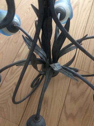 Lámpara de techo con tulipas azules