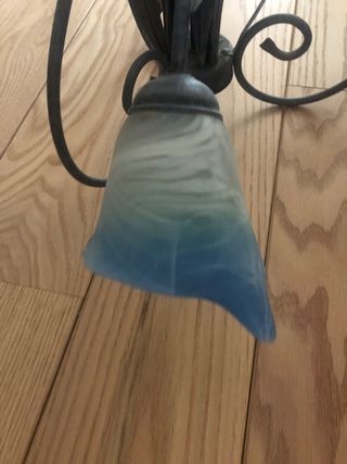 Lámpara de techo con tulipas azules