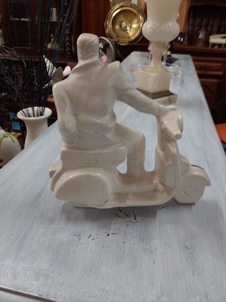Figura chico en Vespa