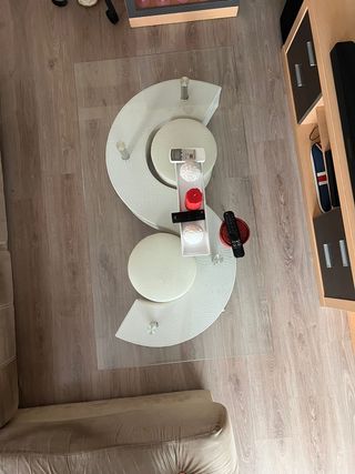 Mesa de centro cristal y polipiel blanca