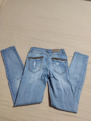 Pantalón vaquero Stradivarius desgastado
