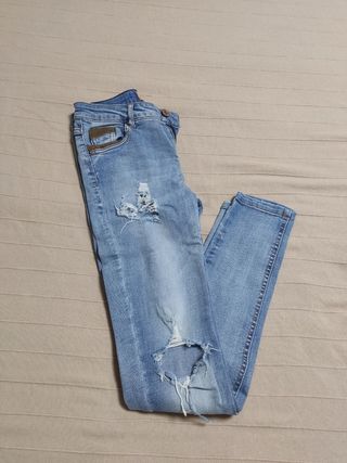 Pantalón vaquero Stradivarius desgastado