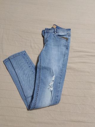 Pantalón vaquero Stradivarius desgastado