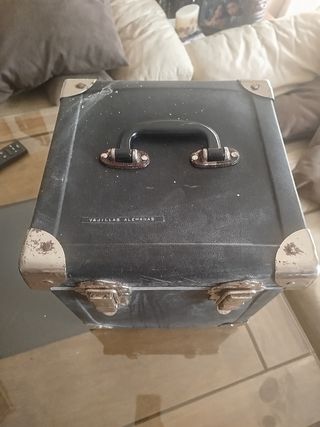 Maletín negro con detalles plateados