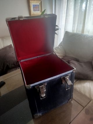 Maletín negro con detalles plateados