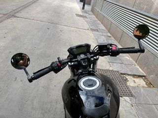 Suzuki SV 650 Negra con Baúl