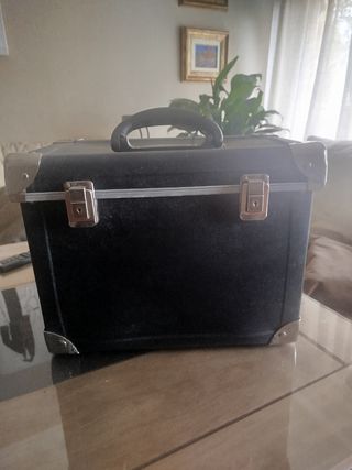 Maletín negro con asa y cierres