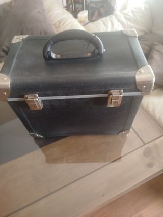 Maletín negro con asa y cierres