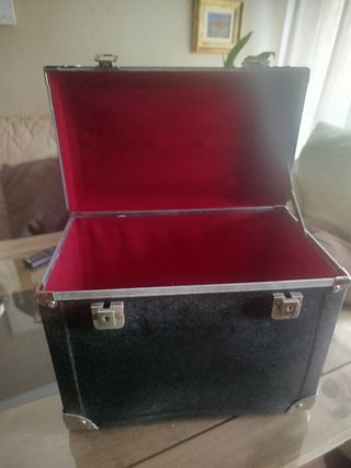 Maletín negro con asa y cierres