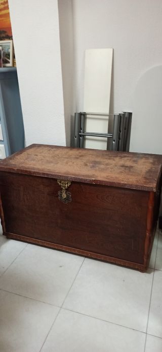Baúl antiguo de madera