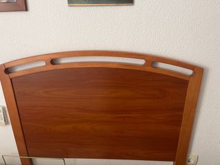 Cabecero de madera marrón