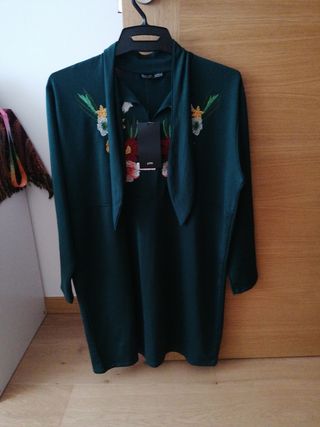 Vestido Zara verde con bordado floral