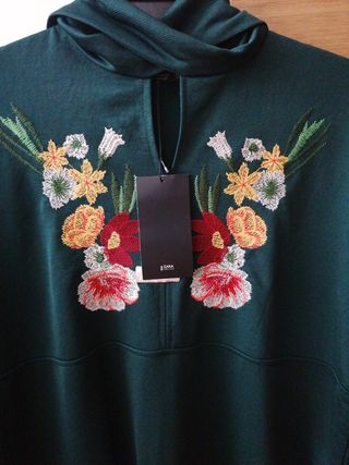 Vestido Zara verde con bordado floral