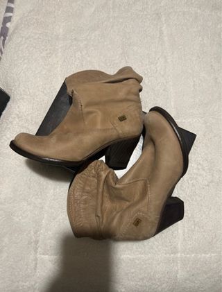 Botines camperos beige y marrón.Sin apenas uso