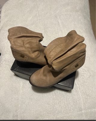 Botines camperos beige y marrón.Sin apenas uso
