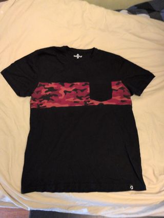 Camiseta Tijuana Negra con Estampado Camuflaje Roj