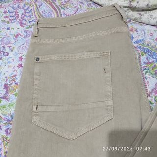 Pantalón vaquero beige talla 44