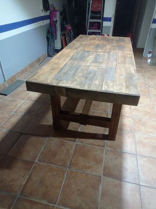 Mesa rústica de madera grande