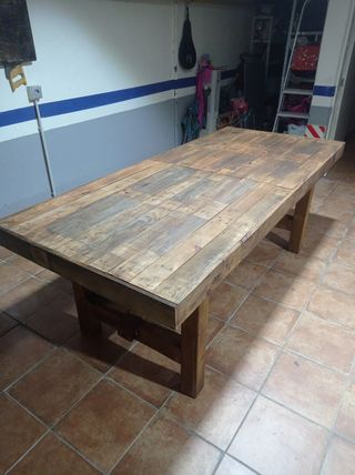 Mesa rústica de madera grande