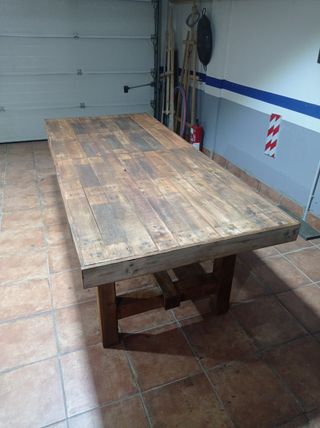 Mesa rústica de madera grande