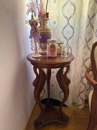 Silla y mesa coqueta