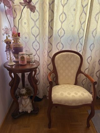 Silla y mesa coqueta