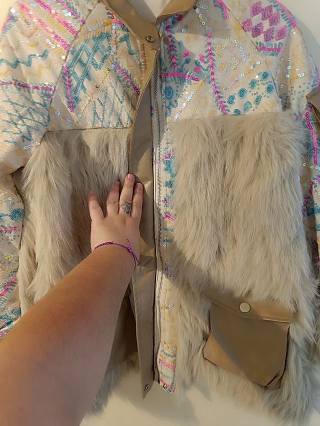 Abrigo de pelo beige y multicolor